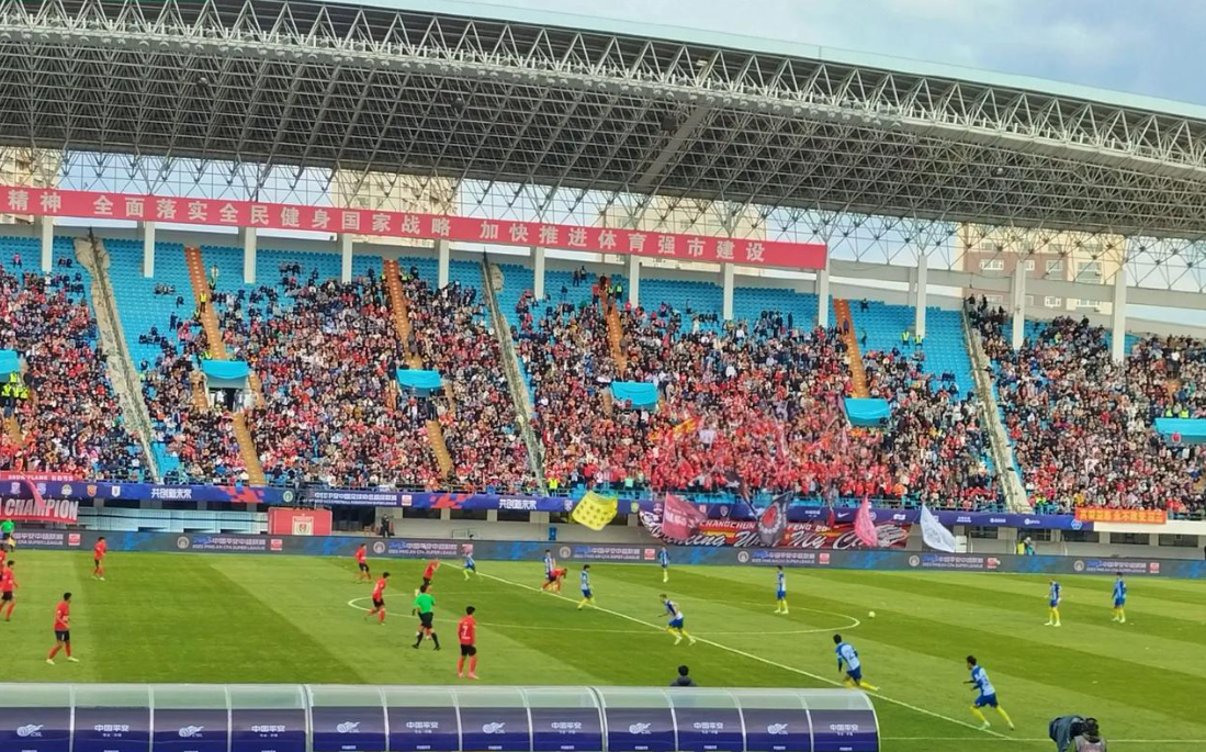 中超比赛现场报道：球场气氛火爆炙热