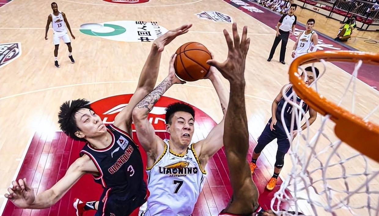 篮球比赛紧凑竞争，球员备战备受关注的简单介绍