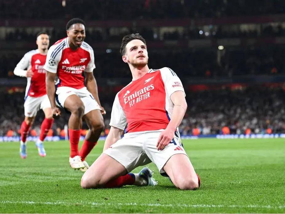 足球联赛竞争白热化：实力球队连番上演精彩对决