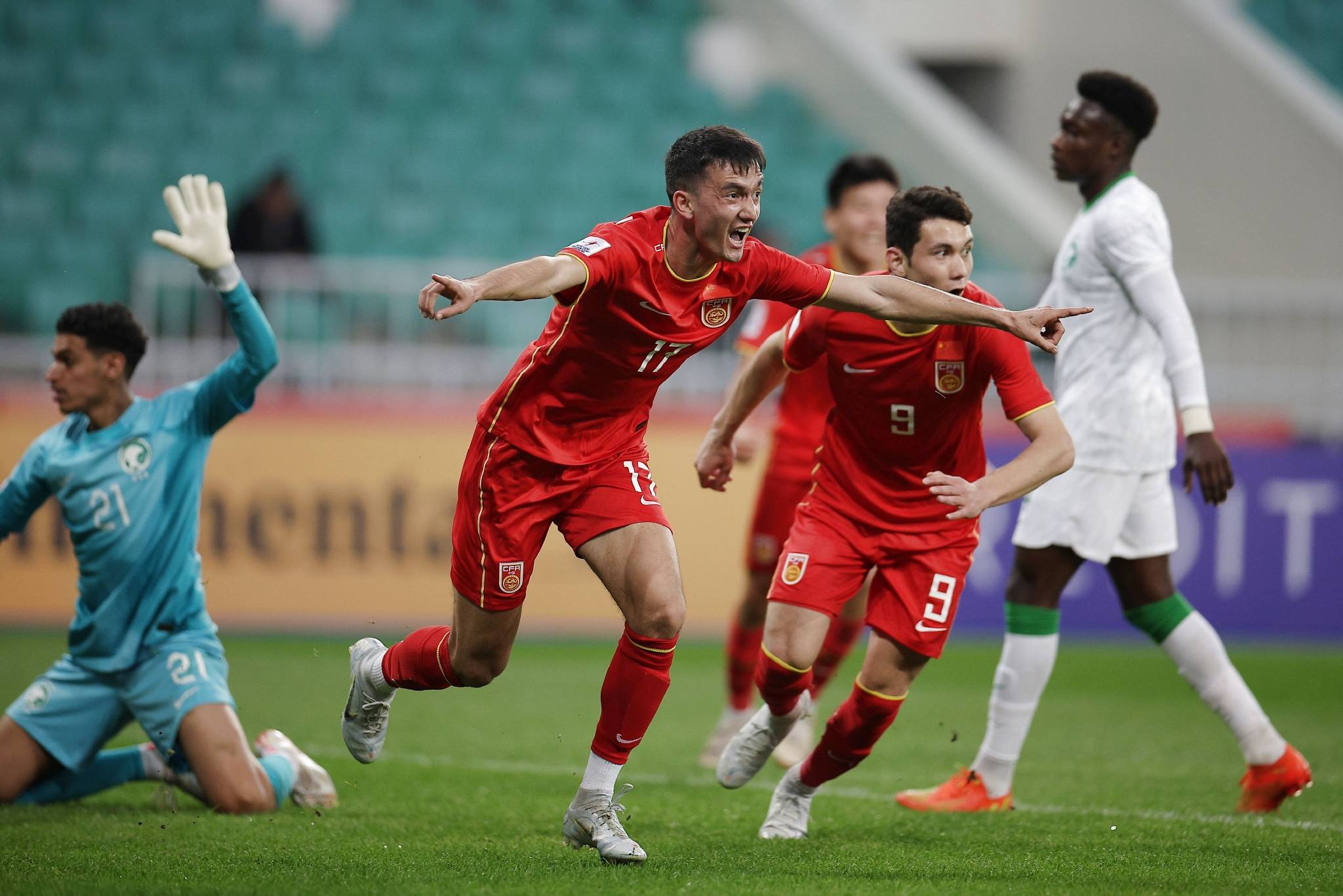 包含马德里竞技客场失利，欧冠前景岌岌可危的词条